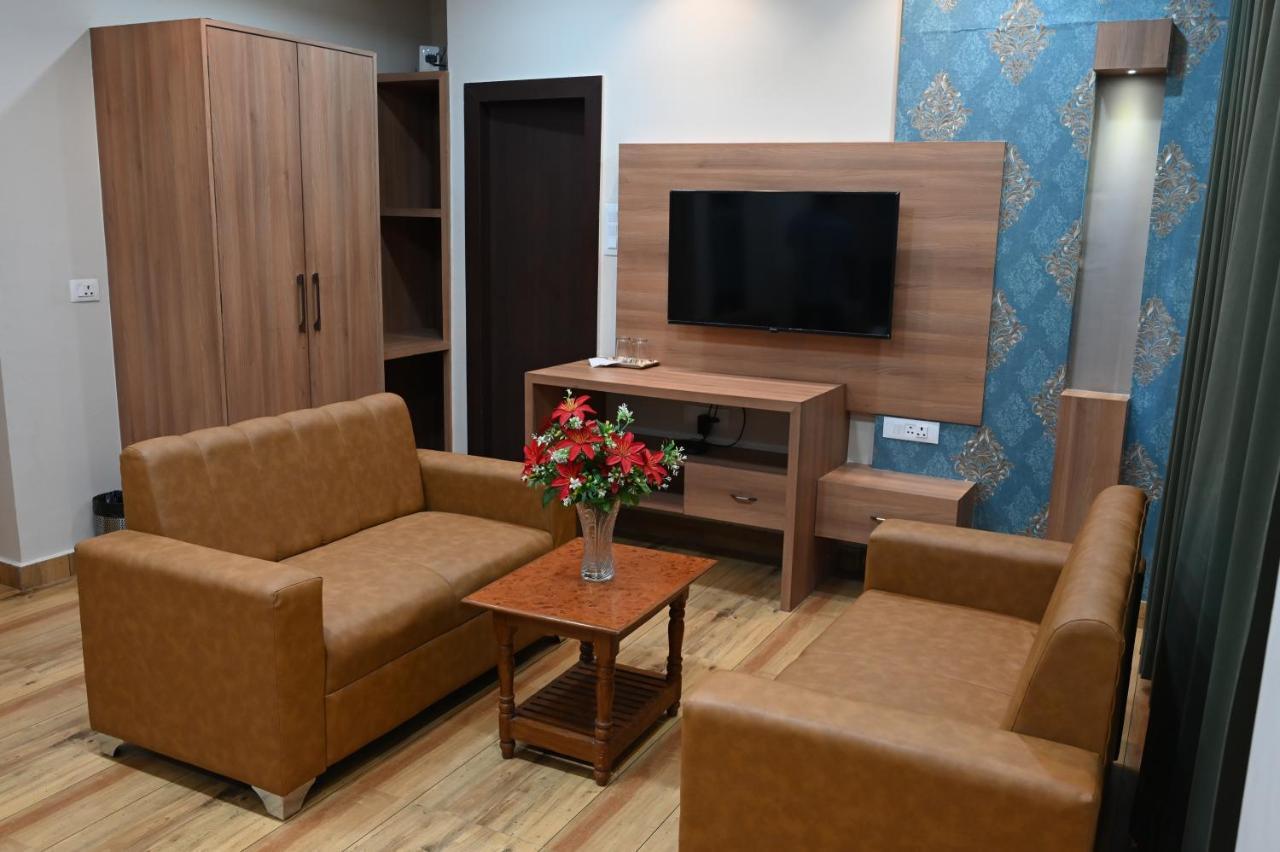 Hotel Olive Crown Лакхнау Экстерьер фото