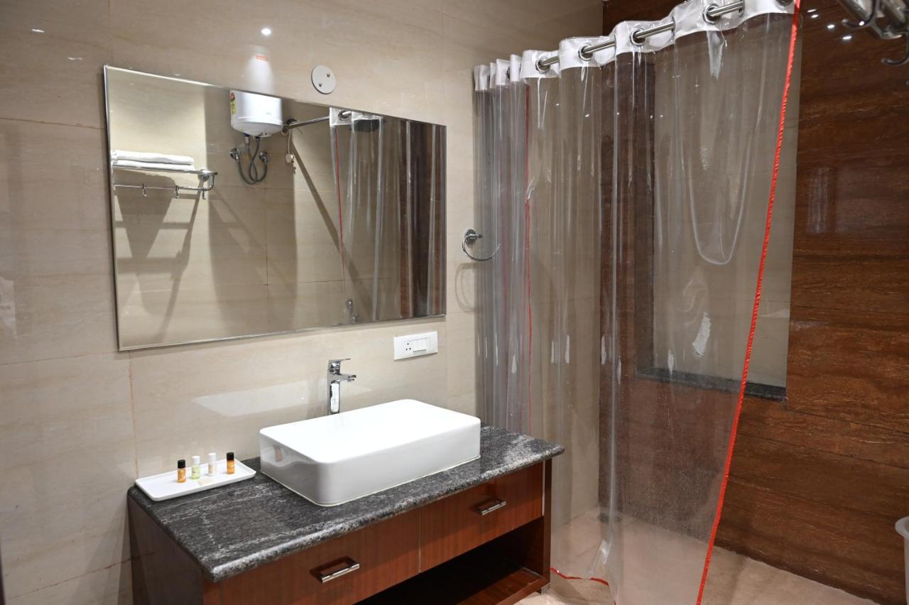 Hotel Olive Crown Лакхнау Экстерьер фото